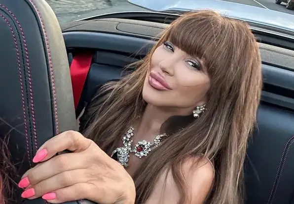 Отварачката накичи майка си с фалшиви бижута