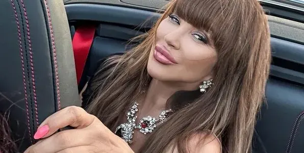 Отварачката накичи майка си с фалшиви бижута