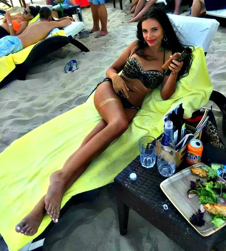 Плейметката Анна-Мария с обеци и грим на плажа