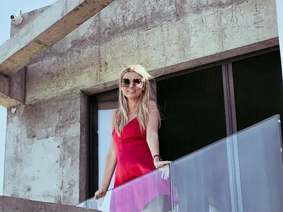 Разцъфтя: Вдовицата на Шарлопов харчи парите му за млад любовник (Горещи снимки)