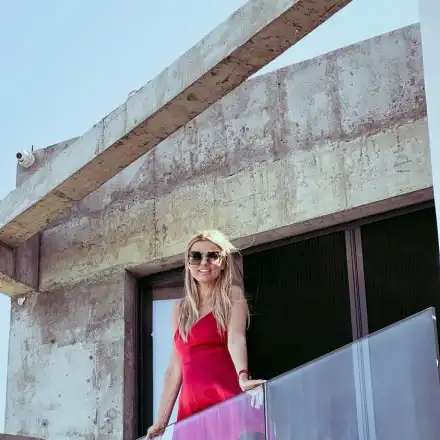 Разцъфтя: Вдовицата на Шарлопов харчи парите му за млад любовник (Горещи снимки)