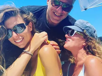 Развод ли?  Белослава на море с мъжа и детето