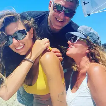 Развод ли?  Белослава на море с мъжа и детето