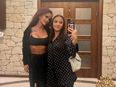 Щерката на Отварачката стреля с пистолет (Снимки)