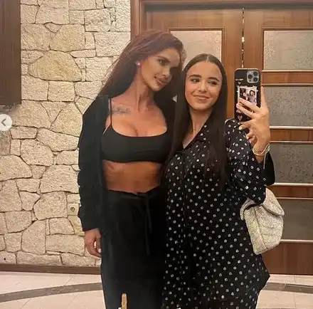 Щерката на Отварачката стреля с пистолет (Снимки)