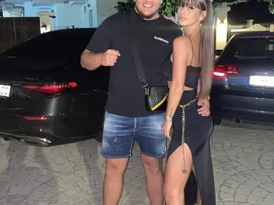 Синът на Деси Слава върти любов с по-възрастна от него фризьорка