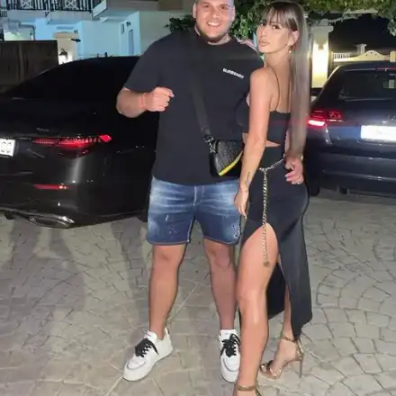 Синът на Деси Слава върти любов с по-възрастна от него фризьорка