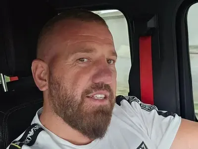 След ареста: Изрусеният Динко продава сладолед на плажа (Снимки)