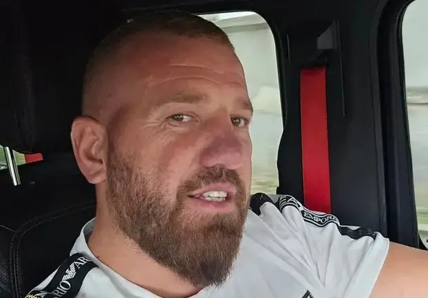 След ареста: Изрусеният Динко продава сладолед на плажа (Снимки)