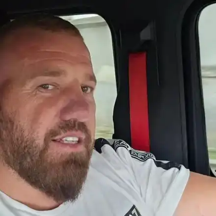 След ареста: Изрусеният Динко продава сладолед на плажа (Снимки)