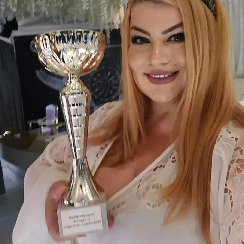 Стояна Нацева и Академия \"Щастлив Живот\" с приз „ТОП бранд обучения и личностно развитие 2023“