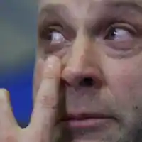 Тити остригал приятелката си заради сенчестия бизнесмен Суно