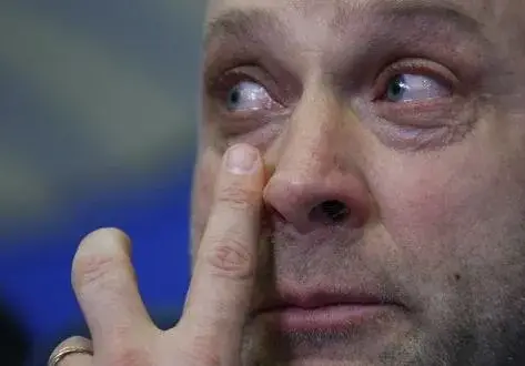 Тити остригал приятелката си заради сенчестия бизнесмен Суно