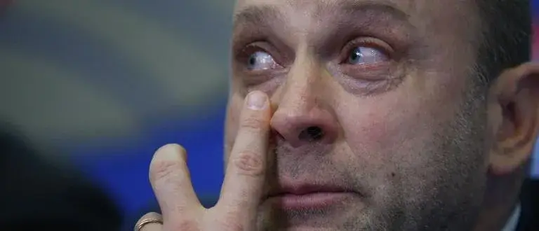 Тити остригал приятелката си заради сенчестия бизнесмен Суно