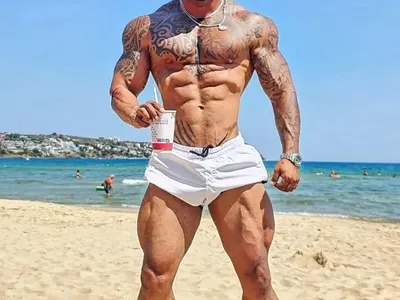 Току-що сгоден, Митака подарява злато на клиенти