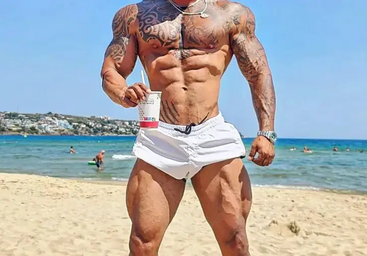 Току-що сгоден, Митака подарява злато на клиенти