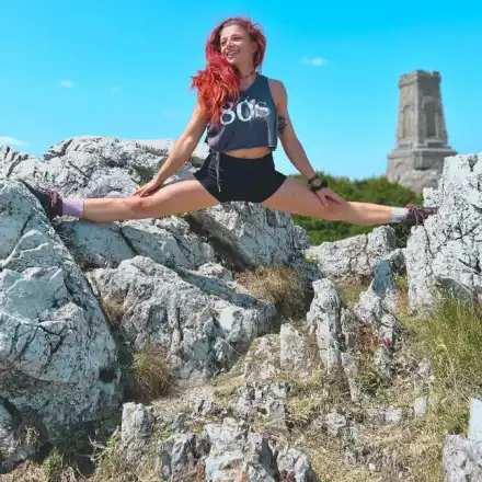 Ваня от „Игри на волята“  с шпагат на Шипка