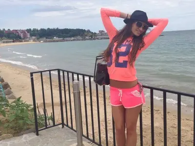 Виктория Джумпарова по голи кълки