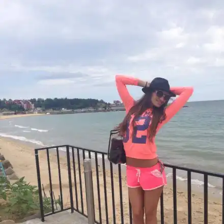 Виктория Джумпарова по голи кълки