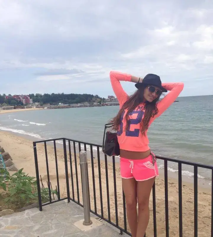 Виктория Джумпарова по голи кълки