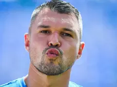 Ексклузивно: Ето я мацката до Божинов - секси и напълно естествена (Папарашки снимки)