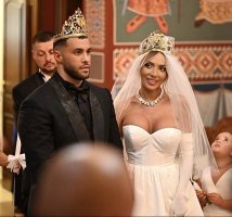 Синът на Джизъса носи халките на сватбата на Златка