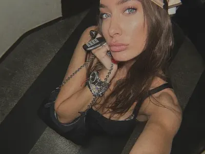 Александра Тюркмен се кълчи на пъпа на София