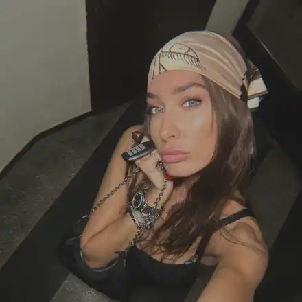 Александра Тюркмен се кълчи на пъпа на София