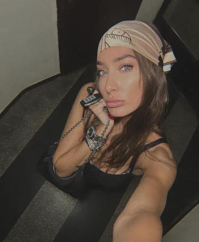 Александра Тюркмен се кълчи на пъпа на София