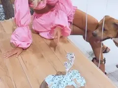 Андреа празнува рожден ден на кучето