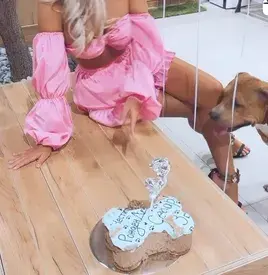 Андреа празнува рожден ден на кучето