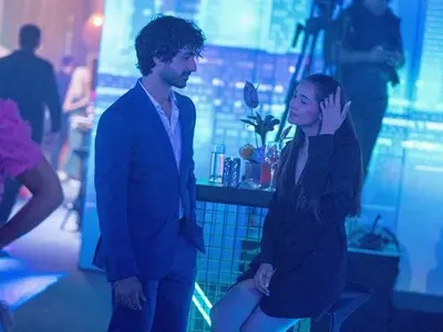 Ергенът Евгени Генчев се фука с нов червен мерцедес