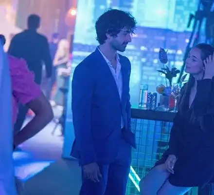 Ергенът Евгени Генчев се фука с нов червен мерцедес