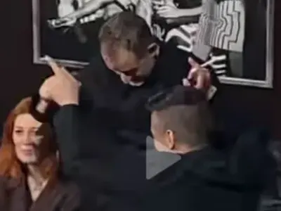 Фенове го хванаха: Михаил Билалов куфее като мафиот в чалготека! СНИМКИ