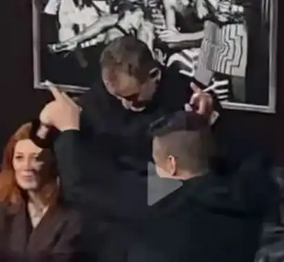 Фенове го хванаха: Михаил Билалов куфее като мафиот в чалготека! СНИМКИ