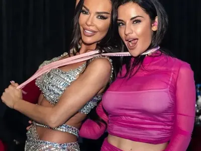 Галена води Ивка за каишка