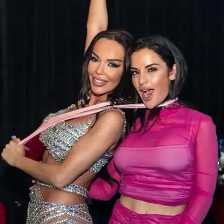 Галена води Ивка за каишка