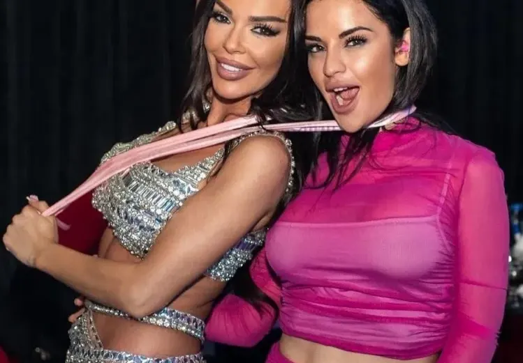 Галена води Ивка за каишка