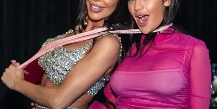 Галена води Ивка за каишка