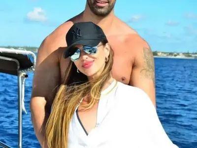 Глория с гаджето в Позитано