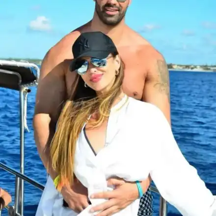 Глория с гаджето в Позитано