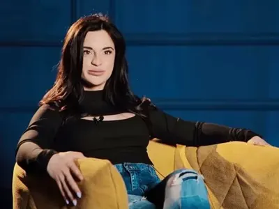 Интернет звезда си показа бомбите в риалити