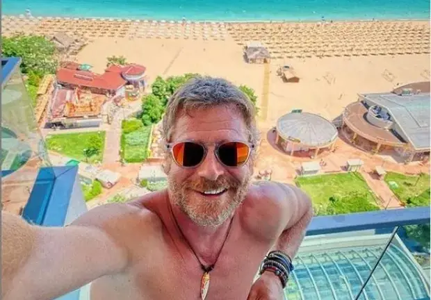 Юлиан Вергов на море с нова жена и лакирани нокти (Папарашки снимки)