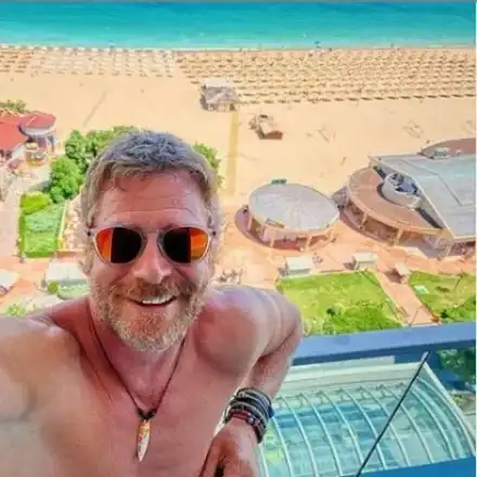 Юлиан Вергов на море с нова жена и лакирани нокти (Папарашки снимки)