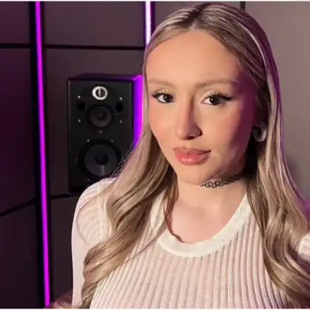 Изписаха Дара Екимова от болницата! Певицата мълчи дали е лежала заради силикона или бременност