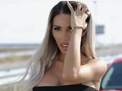 Крава чупи нокът на певица