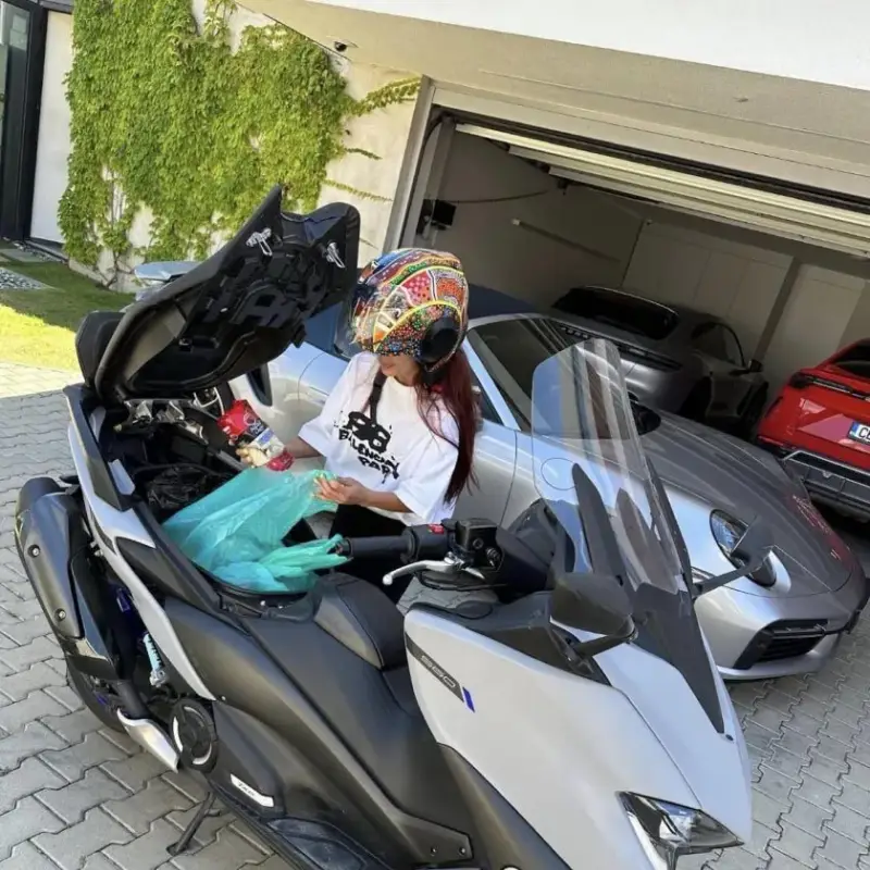 Мара и Миро Отварачкови кътат в гаража коли за 1 млн. лева