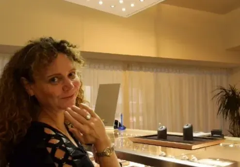 Мариела Нордел с разтърсваща изповед:  Бях на 17, когато  милиционер ме изнасили и отне девствеността ми