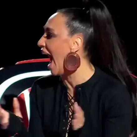 Мария Илиева с обеци като от консерва