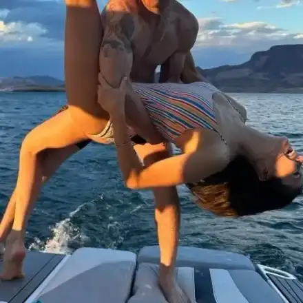 Нина Добрев празнува ЧРД на гаджето на яхта